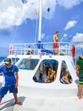 Cozumel, México - 4 de maio de 2018: Os povos em mergulhar o underwater e em pescar a excursão pelo barco no mar das caraíbas imagens de stock royalty free Cozumel, México - 4 de maio de 2018: Os povos em mergulhar o underwater e em pescar a excursão pelo barco no mar das caraíbas imagens de stock royalty free