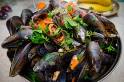 Cozze con le verdure fotografia stock libera da diritti Cozze con le verdure fotografia stock libera da diritti
