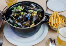 Cozze, patate fritte e birra cotte a vapore fotografie stock Cozze, patate fritte e birra cotte a vapore fotografie stock