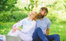 Современное онлайн дело Молодость пар тратит отдых outdoors работая с компьтер-книжкой Как сбалансировать независимое и семью стоковое изображение rf Современное онлайн дело Молодость пар тратит отдых outdoors работая с компьтер-книжкой Как сбалансировать независимое и семью стоковое изображение rf