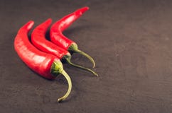 Состав перца chili/накаленного докрасна перца Чили на темной каменной предпосылке Селективный фокус и copyspace стоковые фотографии rf Состав перца chili/накаленного докрасна перца Чили на темной каменной предпосылке Селективный фокус и copyspace стоковые фотографии rf