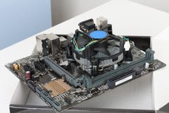 CPU-Kühlvorrichtungsfan installiert auf neues, modernes Motherboard Stockfoto CPU-Kühlvorrichtungsfan installiert auf neues, modernes Motherboard Stockfoto