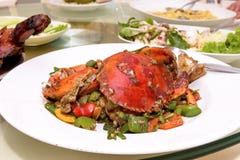 Crabe frit par émoi avec le curry dans le restaurant photos libres de droits Crabe frit par émoi avec le curry dans le restaurant photos libres de droits