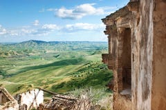 Craco - город-привидение и зеленые поля зоны Базиликаты, Италии стоковые изображения Craco - город-привидение и зеленые поля зоны Базиликаты, Италии стоковые изображения