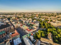 Cracovia - vecchia città dall'aria Paesaggio della città dalla vista dell'occhio del ` s dell'uccello, con il piccolo quadrato de Fotografie Stock Libere da Diritti Cracovia - vecchia città dall'aria Paesaggio della città dalla vista dell'occhio del ` s dell'uccello, con il piccolo quadrato de Fotografie Stock Libere da Diritti