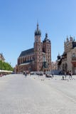 CRACOVIE, POLOGNE - 9 JUIN 2018 Touristes près de basilique du ` s de St Mary dans la place principale de Cracovie en Pologne Photo libre de droits CRACOVIE, POLOGNE - 9 JUIN 2018 Touristes près de basilique du ` s de St Mary dans la place principale de Cracovie en Pologne Photo libre de droits