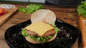 Crafting o processo de cozimento caseiro do hamburguer Cheeseburger, prato imagem de stock Crafting o processo de cozimento caseiro do hamburguer Cheeseburger, prato imagem de stock