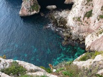 Craggy klippor och härligt hav nära den blåa grottan Malta royaltyfria foton Craggy klippor och härligt hav nära den blåa grottan Malta royaltyfria foton