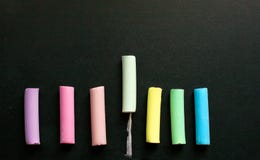 Craie multicolore sur l'ardoise photo stock Craie multicolore sur l'ardoise photo stock