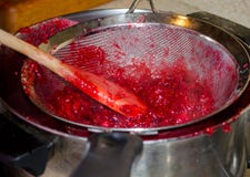 cranberry som gör sås arkivfoton cranberry som gör sås arkivfoton