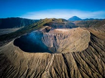 Cratère de volcan actif de Bromo de montagne dans Jawa est, Indonésie Vue supérieure de mouche de bourdon image stock Cratère de volcan actif de Bromo de montagne dans Jawa est, Indonésie Vue supérieure de mouche de bourdon image stock
