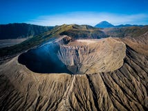 Cratère de volcan actif de Bromo de montagne dans Jawa est, Indonésie Vue supérieure de mouche de bourdon photos stock Cratère de volcan actif de Bromo de montagne dans Jawa est, Indonésie Vue supérieure de mouche de bourdon photos stock