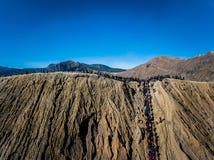 Cratère de volcan actif de Bromo de montagne dans Jawa est, Indonésie Vue supérieure de mouche de bourdon photos libres de droits Cratère de volcan actif de Bromo de montagne dans Jawa est, Indonésie Vue supérieure de mouche de bourdon photos libres de droits