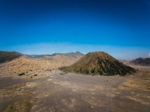 Cratère de volcan actif de Bromo de montagne dans Jawa est, Indonésie Vue supérieure de mouche de bourdon images stock Cratère de volcan actif de Bromo de montagne dans Jawa est, Indonésie Vue supérieure de mouche de bourdon images stock