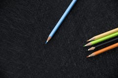 Crayon bleu de couleur sur le dessus et 4 crayons de couleur image stock Crayon bleu de couleur sur le dessus et 4 crayons de couleur image stock