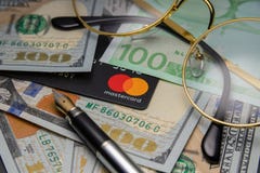 Crayon lecteur, lunettes et graphiques les verres et une carte de MasterCard sont sur des dollars Tcheboksary, Russie, 11/25/2018 photo stock Crayon lecteur, lunettes et graphiques les verres et une carte de MasterCard sont sur des dollars Tcheboksary, Russie, 11/25/2018 photo stock