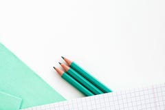 Crayons ? c?t? du carnet d'?cole images stock Crayons ? c?t? du carnet d'?cole images stock
