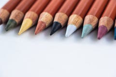 Crayons colorés sur un fond en pastel à un point avec l'espace pour le texte images libres de droits Crayons colorés sur un fond en pastel à un point avec l'espace pour le texte images libres de droits