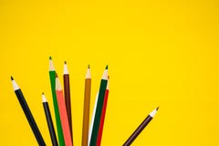 Crayons de couleur d'isolement sur le fond jaune image stock Crayons de couleur d'isolement sur le fond jaune image stock
