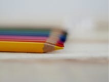 Crayons de couleur sur le plancher en bois images libres de droits Crayons de couleur sur le plancher en bois images libres de droits