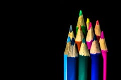 Crayons de couleur à l'arrière-plan noir photo stock Crayons de couleur à l'arrière-plan noir photo stock