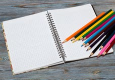 Crayons Dessin avec un crayon Apprentissage pour dessiner image stock Crayons Dessin avec un crayon Apprentissage pour dessiner image stock