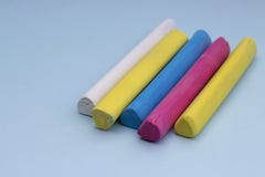 Crayons multicolores sur un fond bleu, d'isolement photos stock Crayons multicolores sur un fond bleu, d'isolement photos stock
