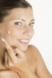 cream кладя женщина Стоковые Изображения RF cream кладя женщина Стоковые Изображения RF
