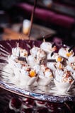Cream пудинг с свежей частью крыжовника накидки поставляя еду стоковые изображения Cream пудинг с свежей частью крыжовника накидки поставляя еду стоковые изображения