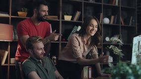 Creatief ontwerpersteam die nieuw ontwerpproject bespreken Het schaak stelt bischoppen voor stock video Creatief ontwerpersteam die nieuw ontwerpproject bespreken Het schaak stelt bischoppen voor stock video
