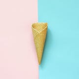 Creatief stilleven van lege wafelkegel op roze en blauwe achtergrond Hoogste mening stock foto's Creatief stilleven van lege wafelkegel op roze en blauwe achtergrond Hoogste mening stock foto's