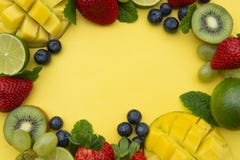 Creatieve die lay-out van de zomervruchten wordt gemaakt, kader De tropische vlakte lag Druiven, mango, aardbei, bosbes, kiwi, mu royalty-vrije stock afbeeldingen Creatieve die lay-out van de zomervruchten wordt gemaakt, kader De tropische vlakte lag Druiven, mango, aardbei, bosbes, kiwi, mu royalty-vrije stock afbeeldingen