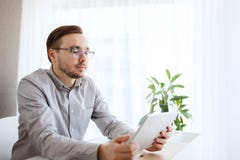 Creatieve mannelijke arbeider met het bureau van tabletpc thuis Royalty-vrije Stock Afbeeldingen Creatieve mannelijke arbeider met het bureau van tabletpc thuis Royalty-vrije Stock Afbeeldingen