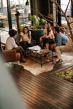 Creatieve mensen die een brainstormingsvergadering in een modern bureau doen stock foto's Creatieve mensen die een brainstormingsvergadering in een modern bureau doen stock foto's