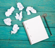 Creativiteitconcept - blocnote, potlood en verfrommeld document op blauw royalty-vrije stock afbeelding Creativiteitconcept - blocnote, potlood en verfrommeld document op blauw royalty-vrije stock afbeelding