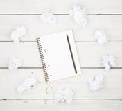 Creativiteitconcept - blocnote, potlood en verfrommeld document op wit stock foto Creativiteitconcept - blocnote, potlood en verfrommeld document op wit stock foto