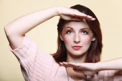 Creativos elegantes de la mujer del otoño componen latigazos del ojo falso Foto de archivo libre de regalías Creativos elegantes de la mujer del otoño componen latigazos del ojo falso Foto de archivo libre de regalías
