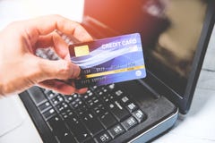 Creditcard en ter beschikking het hanteren van laptop gemakkelijk betaling online het winkelen concept - elektronische kaart voor royalty-vrije stock foto Creditcard en ter beschikking het hanteren van laptop gemakkelijk betaling online het winkelen concept - elektronische kaart voor royalty-vrije stock foto