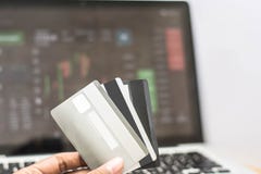 Creditcard met monitor die elektronische handel, online transactie tonen royalty-vrije stock foto Creditcard met monitor die elektronische handel, online transactie tonen royalty-vrije stock foto