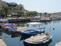 Creece, Kavala - Sertember 10, 2014 paisaje urbano - pequeños barcos griegos amarrados a la orilla imagen de archivo libre de regalías Creece, Kavala - Sertember 10, 2014 paisaje urbano - pequeños barcos griegos amarrados a la orilla imagen de archivo libre de regalías
