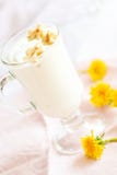 Crema batida hecha en casa del plátano con crema imágenes de archivo libres de regalías Crema batida hecha en casa del plátano con crema imágenes de archivo libres de regalías
