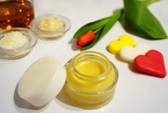 Crema di pelle d'idratazione naturale casalinga del miele immagini stock libere da diritti Crema di pelle d'idratazione naturale casalinga del miele immagini stock libere da diritti