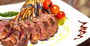 Cremagliera dell'agnello francese cotta immagini stock Cremagliera dell'agnello francese cotta immagini stock