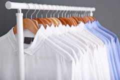 Cremalheira com roupa limpa em ganchos foto de stock Cremalheira com roupa limpa em ganchos foto de stock