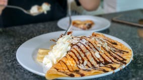 Crepe com banana e chocolate fotografia de stock royalty free Crepe com banana e chocolate fotografia de stock royalty free