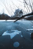 Crepe sulla superficie del ghiaccio blu Lago congelato nel paesaggio delle montagne di inverno immagini stock libere da diritti Crepe sulla superficie del ghiaccio blu Lago congelato nel paesaggio delle montagne di inverno immagini stock libere da diritti