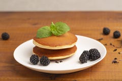 Crepes deliciosas con Blackberry y la menta, en una placa blanca imagen de archivo Crepes deliciosas con Blackberry y la menta, en una placa blanca imagen de archivo