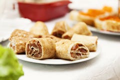 Crepes κυλημένος με τα ψάρια σολομών σε έναν εορταστικό πίνακα στοκ φωτογραφίες Crepes κυλημένος με τα ψάρια σολομών σε έναν εορταστικό πίνακα στοκ φωτογραφίες