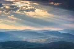 Crepuscular strålar över appalachiansna som ses från horisontdrev arkivbilder Crepuscular strålar över appalachiansna som ses från horisontdrev arkivbilder