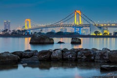 Crepúsculo en la bahía de Tokio en el puente del arco iris, Odiaba Japón fotografía de archivo Crepúsculo en la bahía de Tokio en el puente del arco iris, Odiaba Japón fotografía de archivo